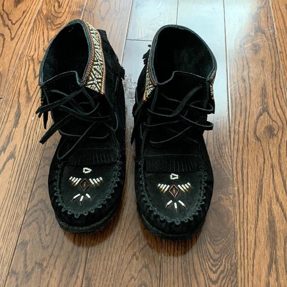 laurentian cheif Shoes - Size 6 womens hard bottom moccasins